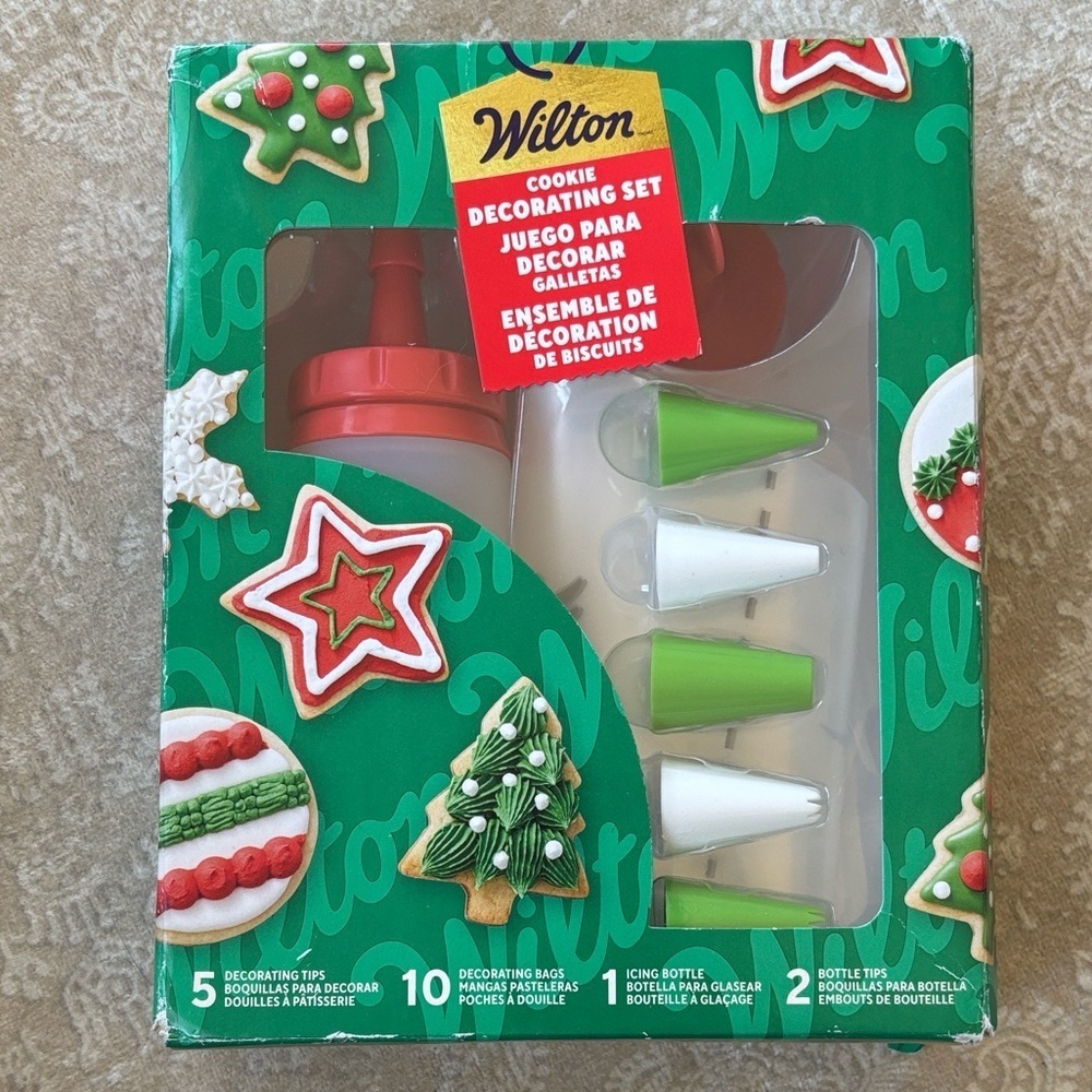 Brand New WILTON Cookie Decorating Set w/ Frosting Tips Bottle Bags Christmas